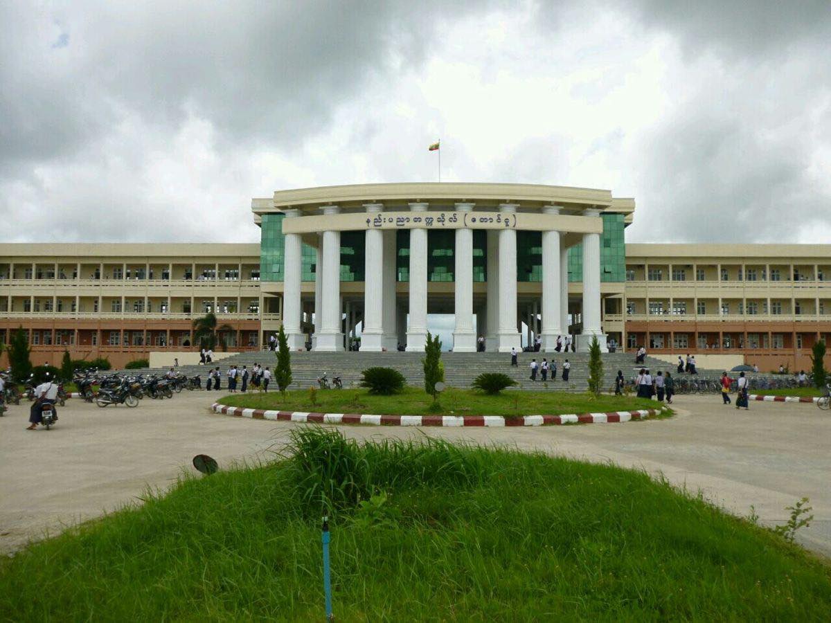 Smart University Guide